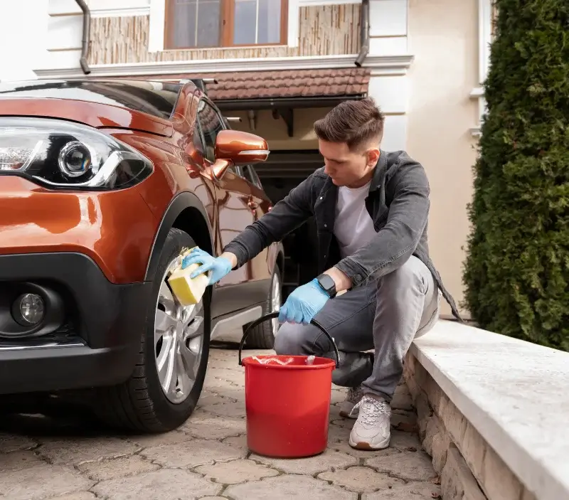 Lavage auto à domicile Gratot : professionnel intervenant sur un véhicule